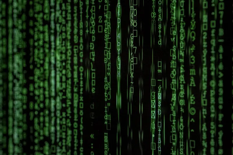 Datenströme auf einem Monitor als Symbol für das Glasfaser-Backbone