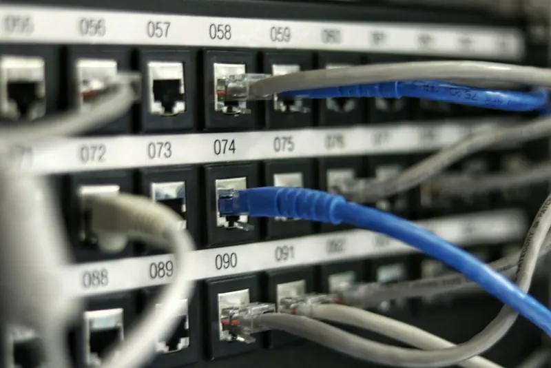 Nahaufnahme von Server-Hardware und Netzwerkverkabelung