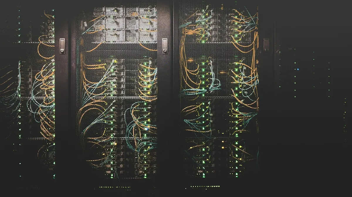 Reihen von Server-Racks in einer Rechenzentrumshalle